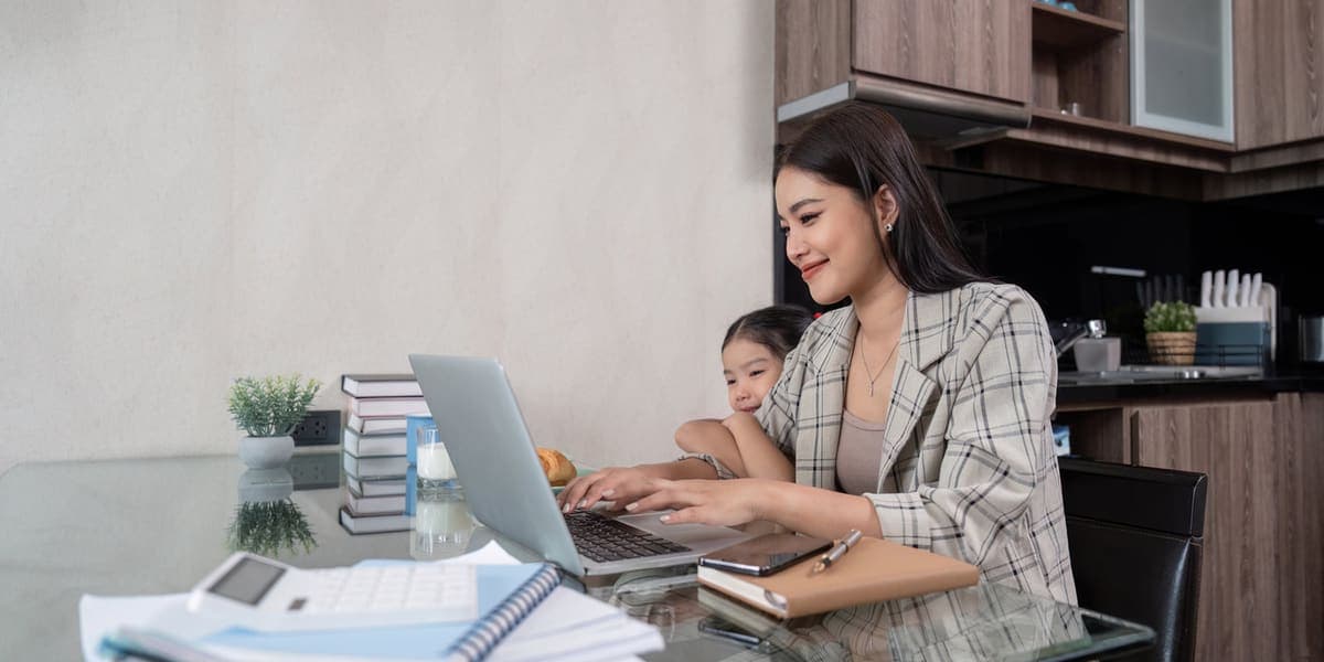 Mamá emprendedora trabajando junto a su hija