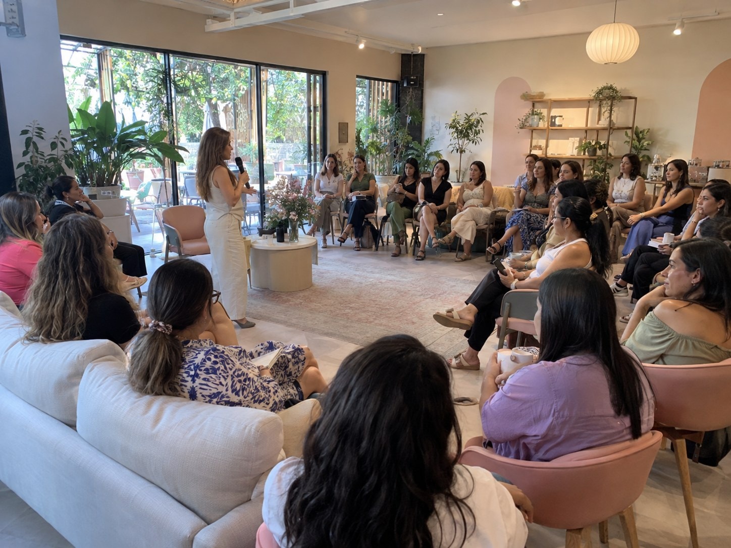 Ponente compartiendo su experiencia con un grupo de mujeres