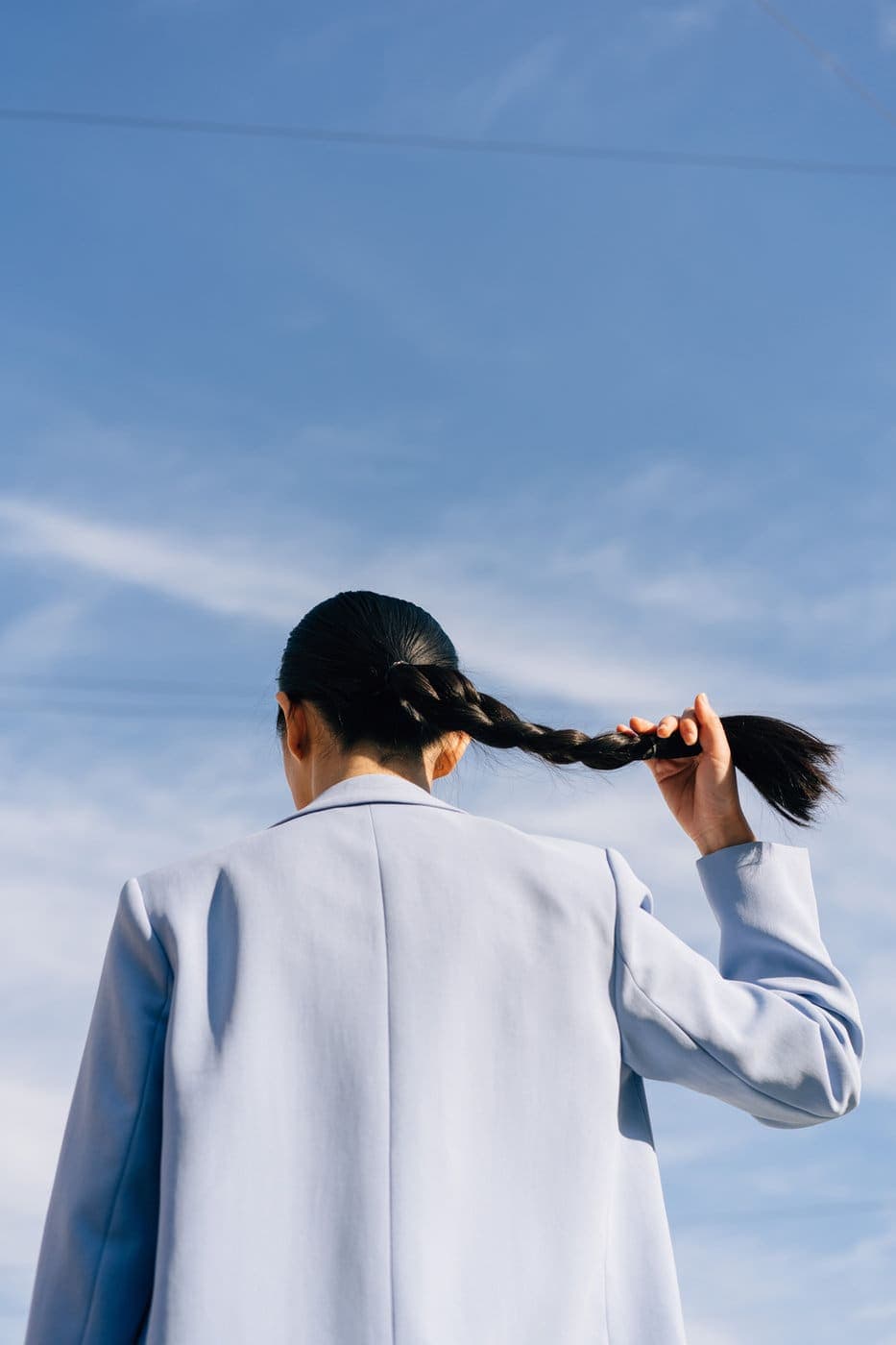 Mujer de espaldas mirando el cielo